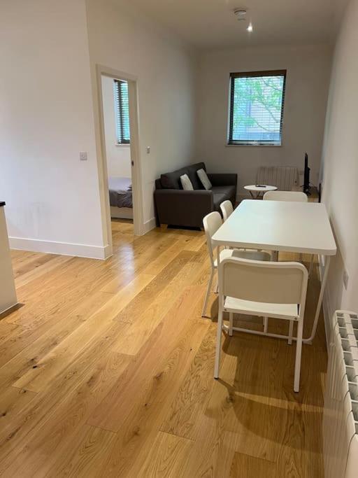 Cozy Modern Apartment In Croydon Central Екстериор снимка
